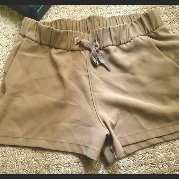 - Lululemon tan shorts 4/6 - Picture 4 of 4